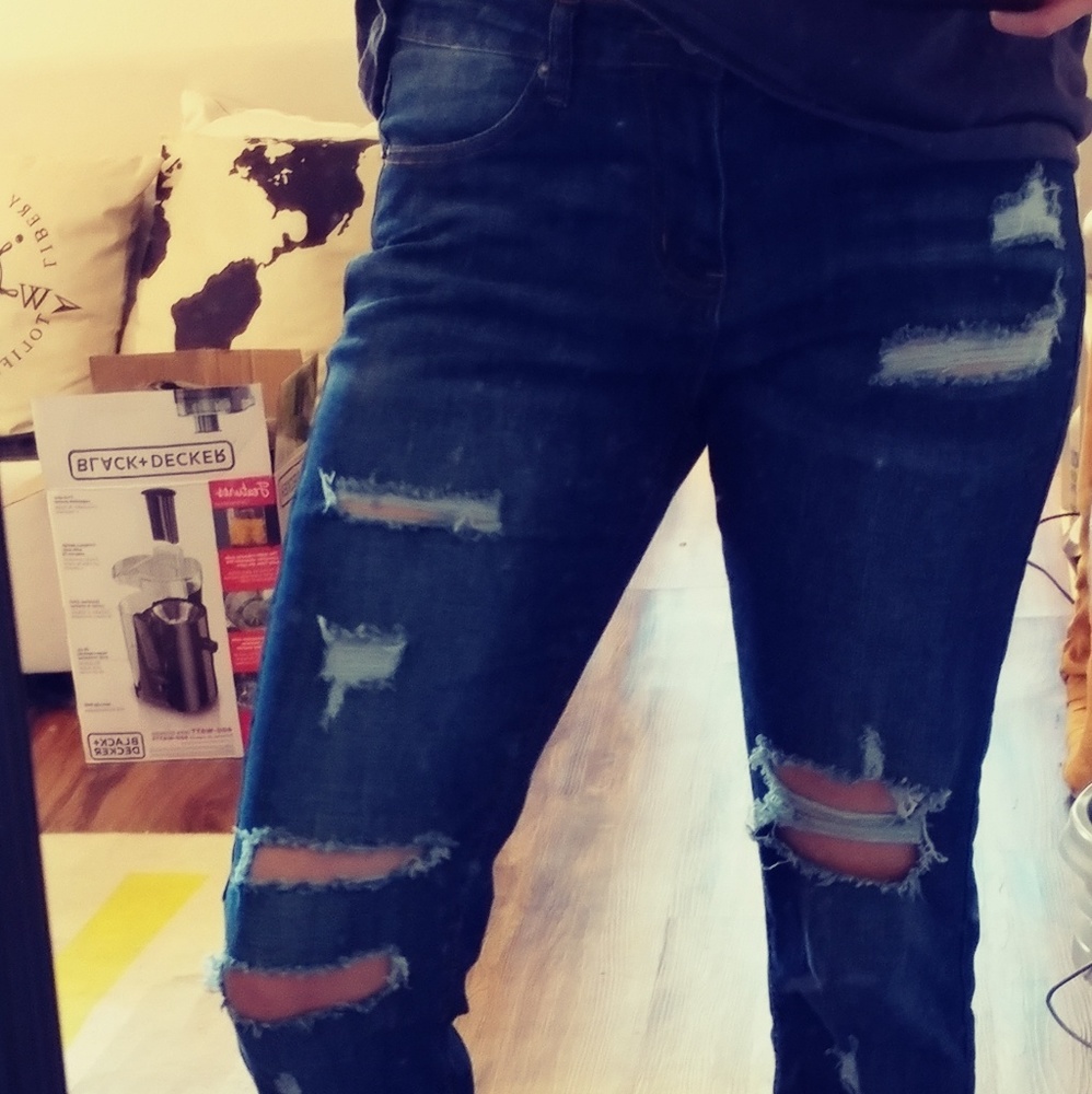 Boyfriend ripped jeans with rolled cuffs. Size 0s - Picture 5 of 5